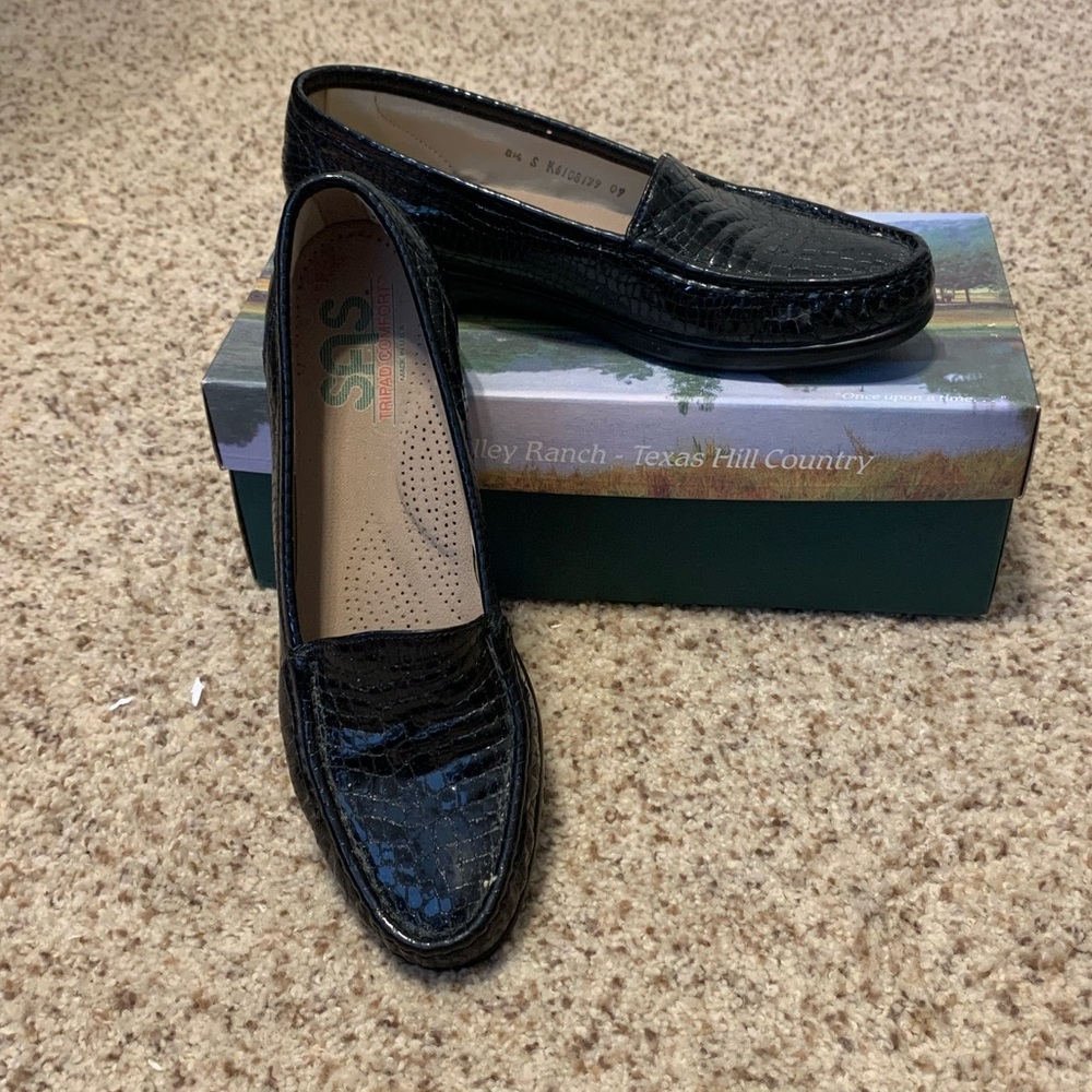 SAS croc print black loafers, size 8.5 S
